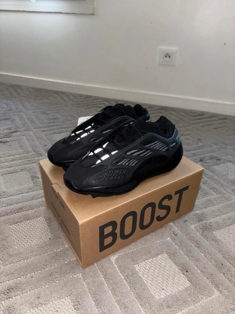 Adidas Yeezy 700 V3, Zwart, Ophalen of Verzenden, Sneakers of Gympen, Zo goed als nieuw