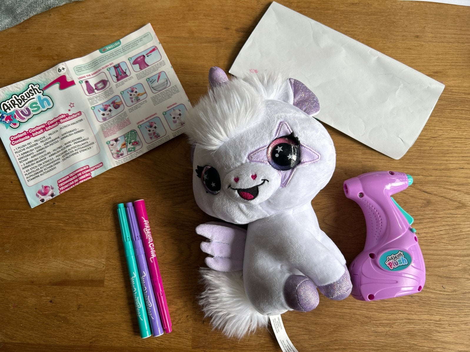 Airbrush Plush Eenhoorn met stiften en spuitpistool, Overige karakters, Ophalen of Verzenden, Zo goed als nieuw, Middelgroot (20 tot 80 cm)
