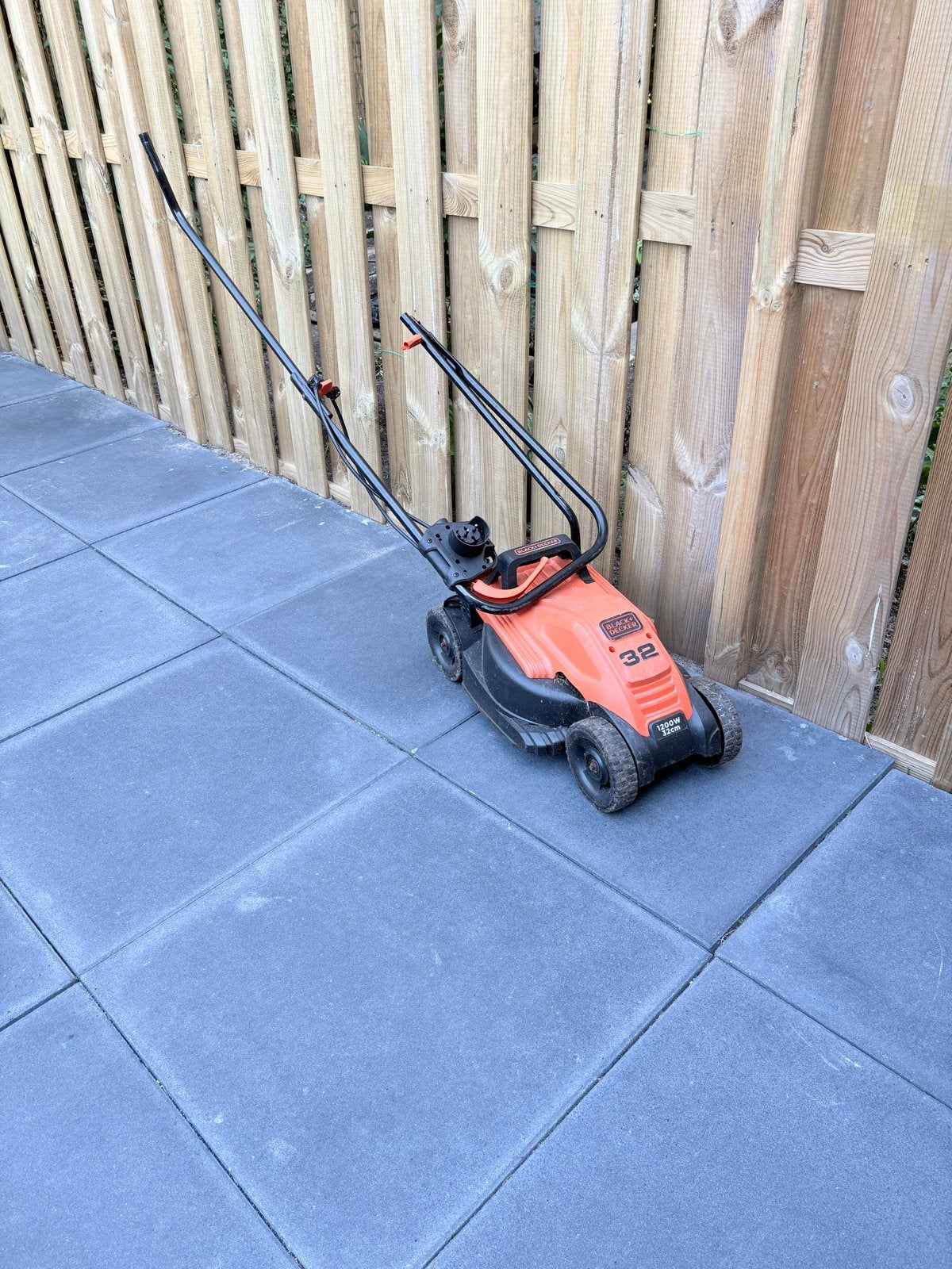 Black+Decker grasmaaier met afgebroken stang, Tuin en Terras, Ophalen, Cirkelmaaier, Gebruikt, Elektrische grasmaaier