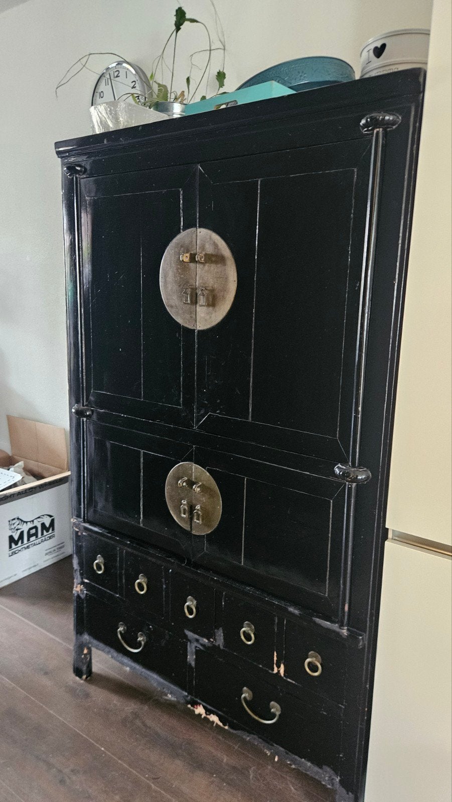 Zwarte Chinese kast met lichte beschadigingen, Ophalen of Verzenden