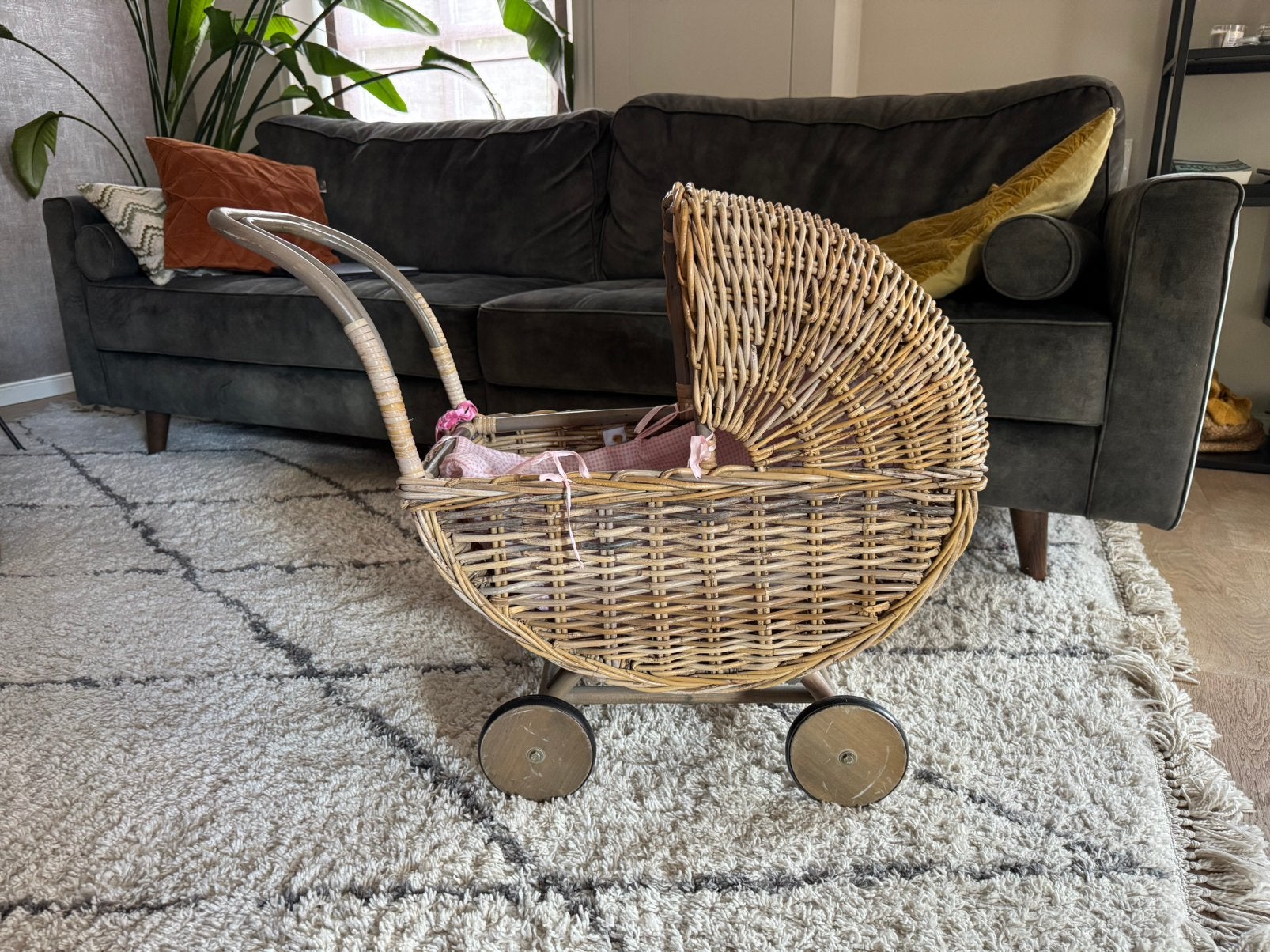 Rieten poppenwagen classic, Kinderen en Baby's, Speelgoed | Poppen, Ophalen, Zo goed als nieuw, Babypop