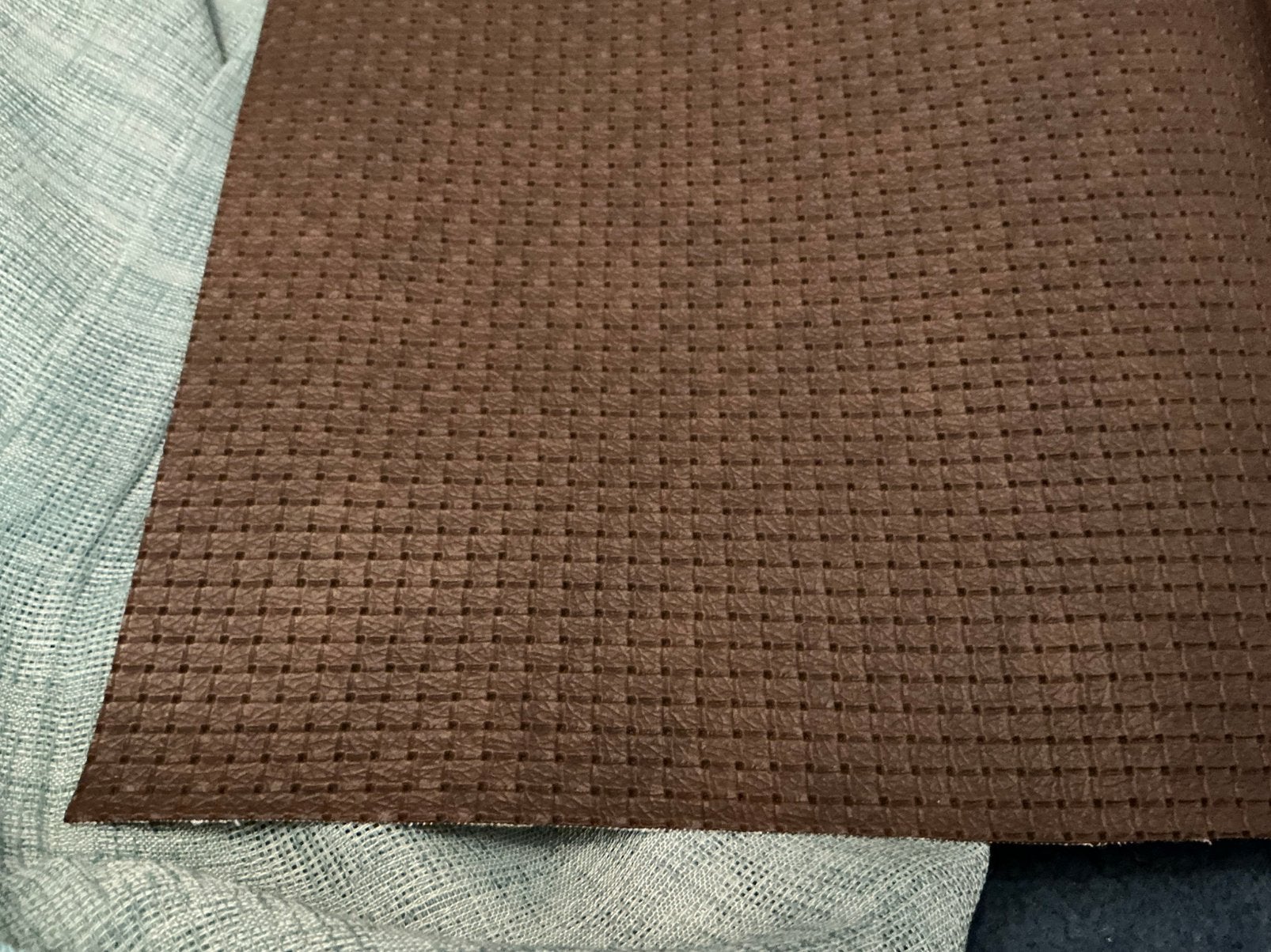 Skai bruin met reliëf lap is 1 meter bij 80 centimeter, Bruin, Leer of Kunstleer, Nieuw, Ophalen of Verzenden