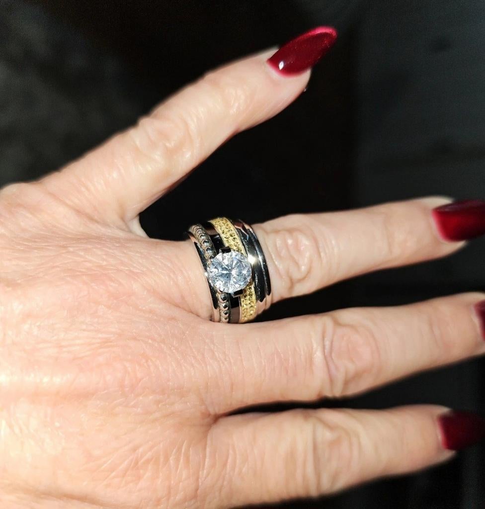 IXXXI ring maat 17.5 met zirkonia en goudkleurige details, Met kristal, Overige materialen, Ophalen of Verzenden, Zo goed als nieuw
