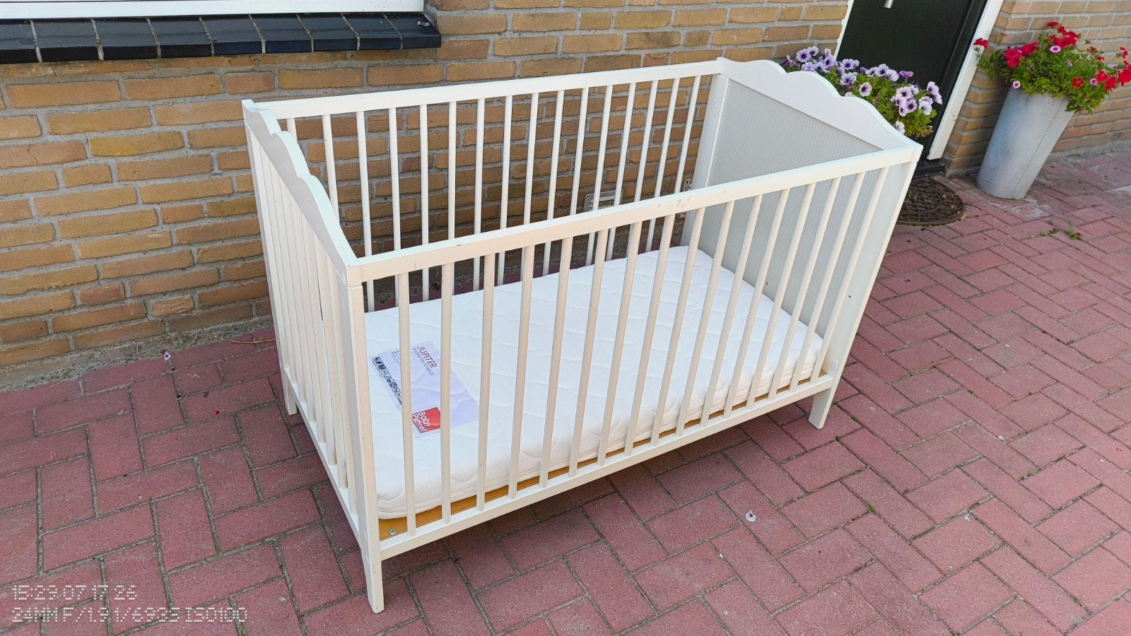 Netjes Ikea ledikant met matras, Kinderen en Baby's, Babywiegjes en Ledikanten, Ophalen, Zo goed als nieuw, Ledikant