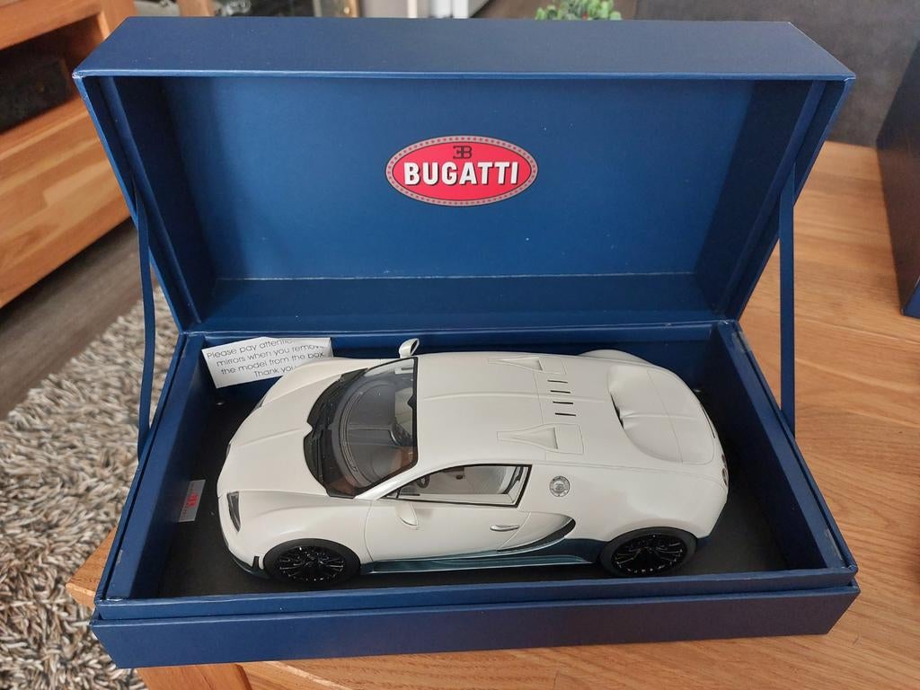 MR 1/18 Bugatti veyron Super sport 1/14  gemaakt wereldwijd, Ophalen of Verzenden, Zo goed als nieuw, Auto, Overige merken