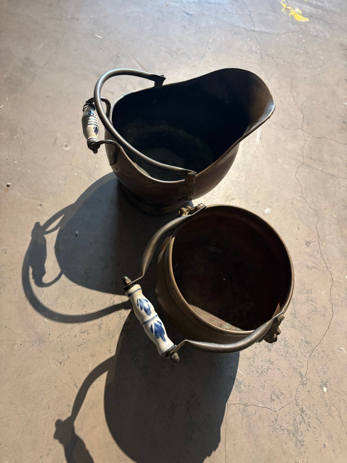 Antieke Koperen Kolenemmer Set met Porseleinen Handvatten, Ophalen of Verzenden, Koper