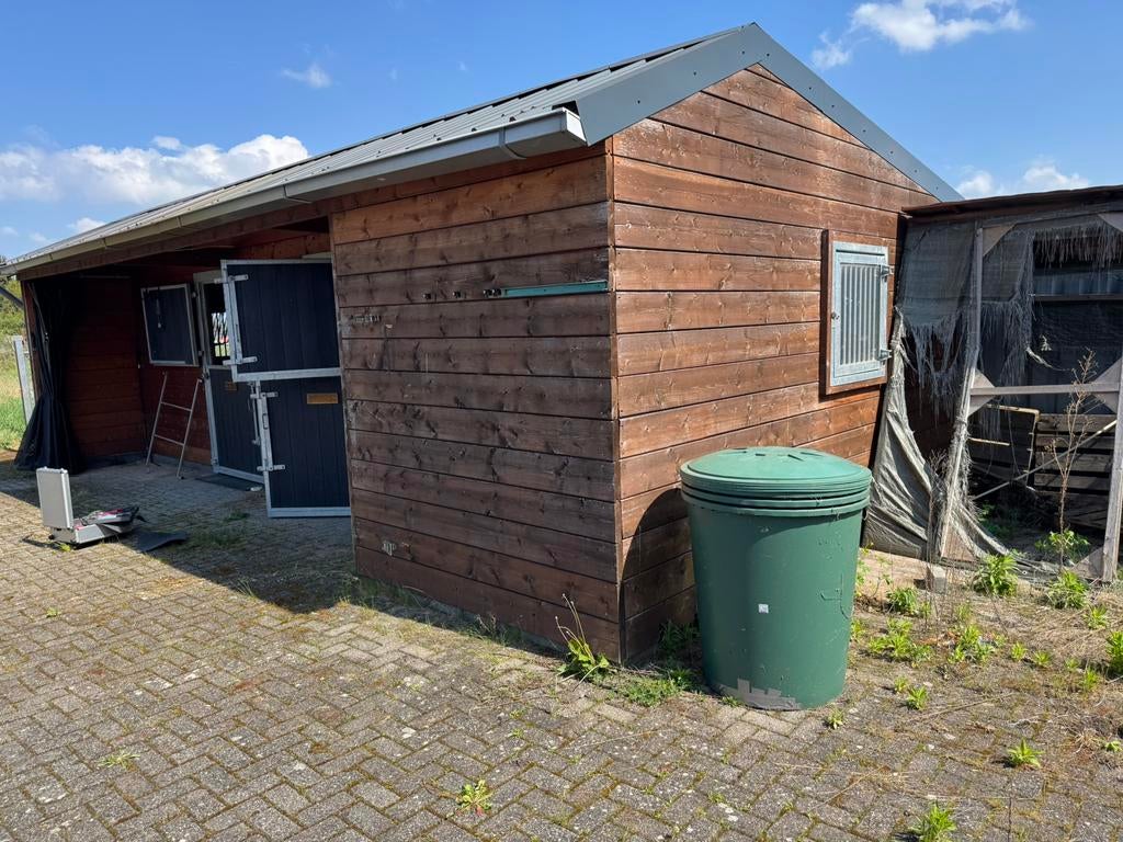 Zeer mooie paardenstal voor 2 paarden, Stalling