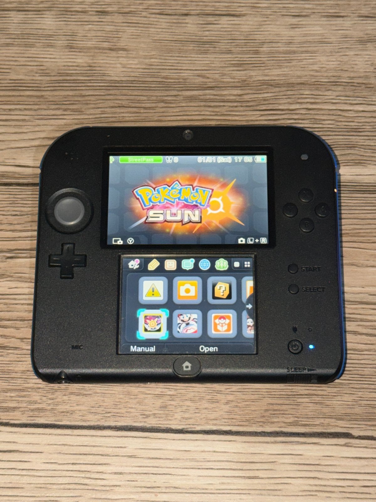 Nintendo 2DS Zwart/Blauw + Pokémon Sun + Oplader + Stylus, Ophalen of Verzenden, Zo goed als nieuw, Blauw, 2DS