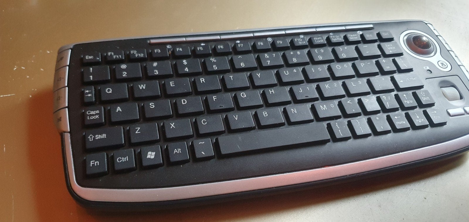 Draadloos toetsenbord met trackball muis  ☆  Z.G.A.N  ☆, Zo goed als nieuw, Draadloos, Qwerty, Multimediatoetsen