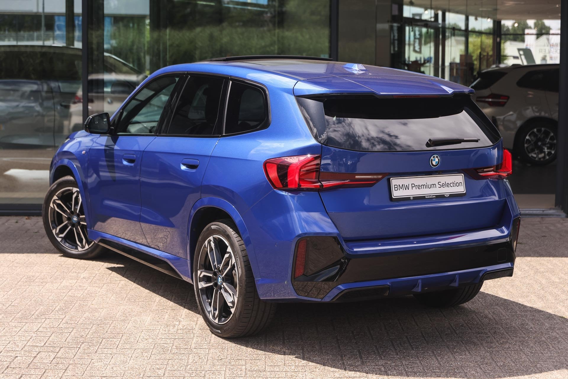 BMW iX1 eDrive20 M Sport / Panoramadak / Trekhaak / Sportsto, Dealer onderhouden, Gebruikt, Met garantie (alle), Origineel Nederlands