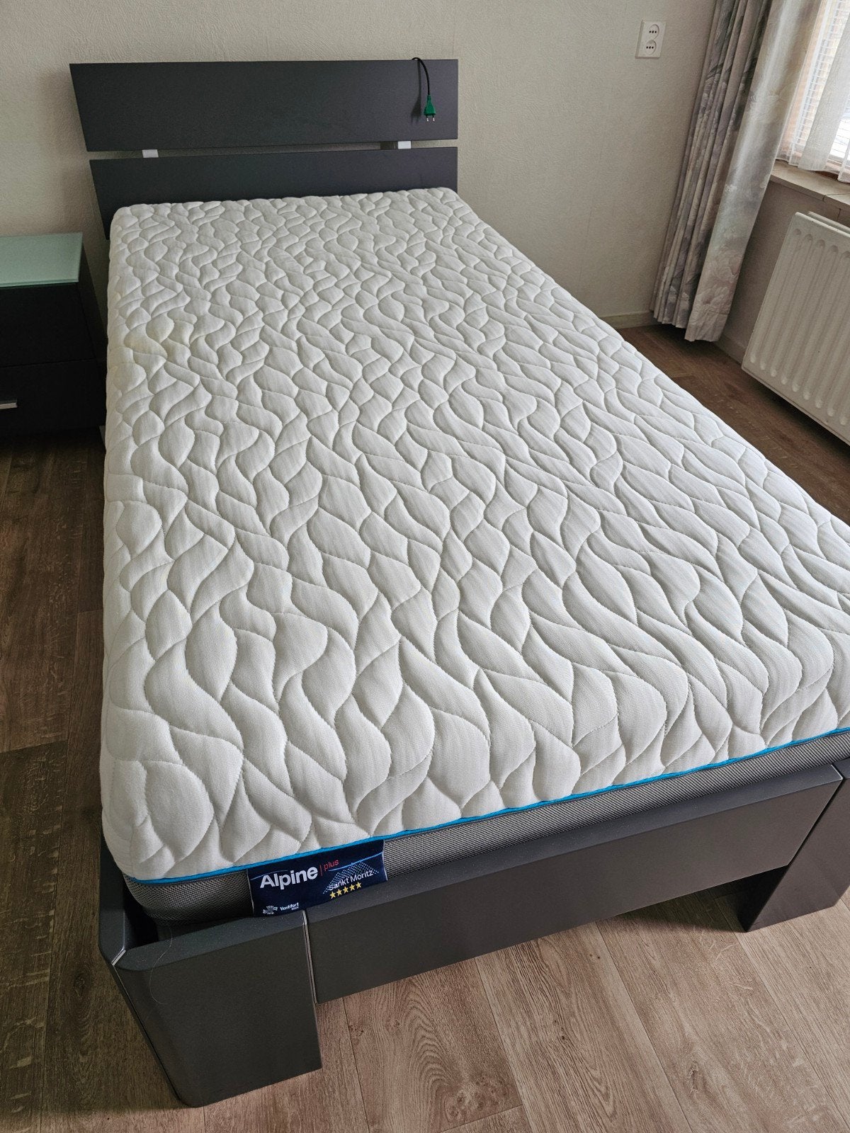 1 persoons bed, luxe schotelbodem met matras en kastje., Ophalen, 100 cm, Eenpersoons, 210 cm