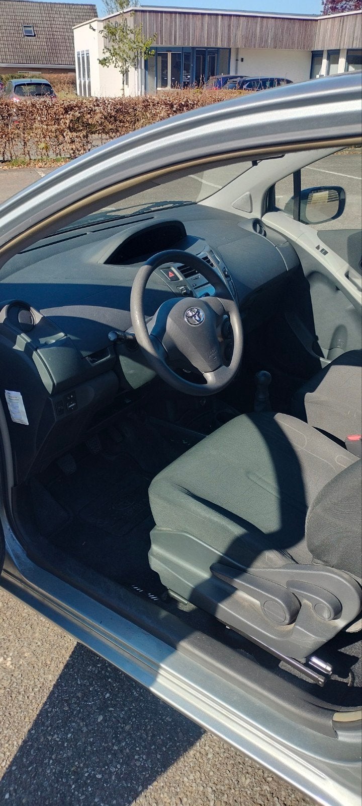 Toyota Yaris 1.0 2010 Grijs, Auto's, Voorwielaandrijving, 40 €/maand, 965 kg, Origineel Nederlands