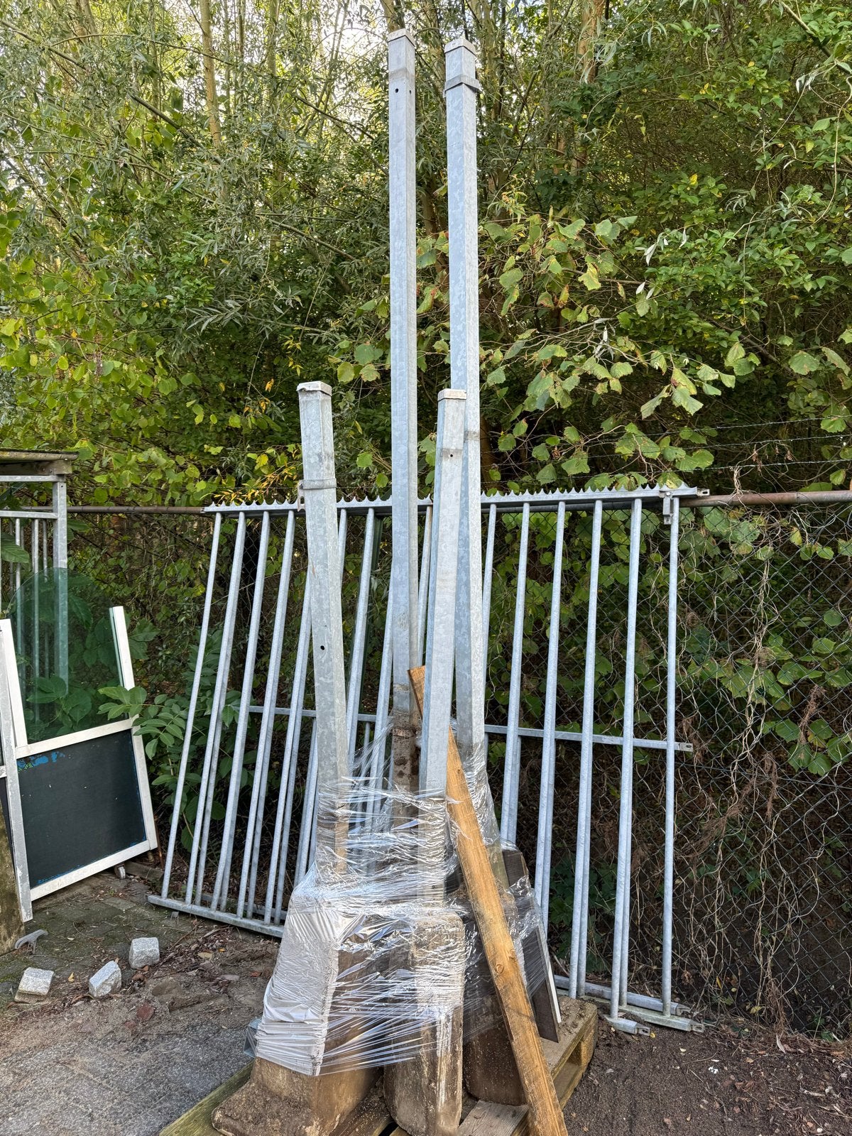 Hekwerk met betonpoeren, Ophalen, Gebruikt, IJzer, Spijlenhekwerk