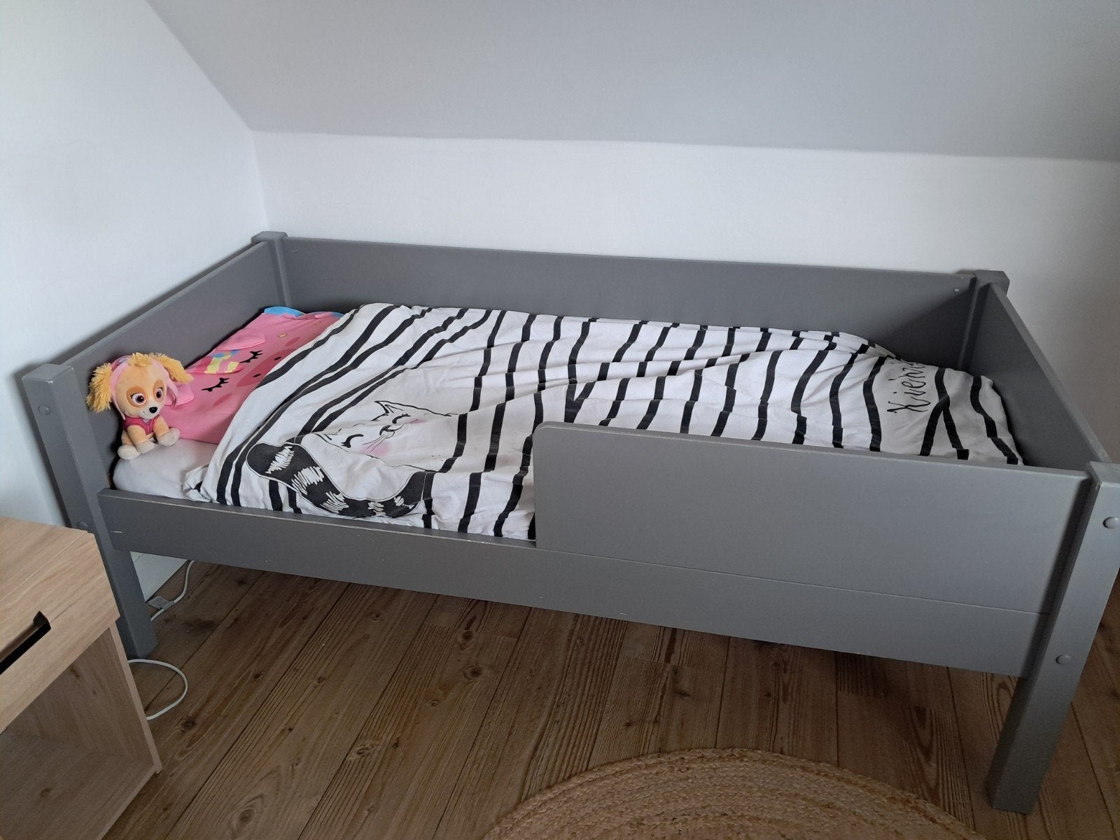 Grijs peuterbed met zijbeveiliging, Kinderen en Baby's, Ophalen, Gebruikt, 70 tot 85 cm, Matras