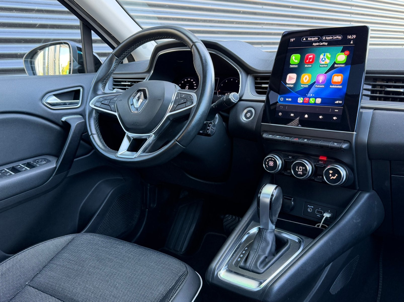 RENAULT CAPTUR 1.3 TCE AUTOMAAT PANORAMADAK CAMERA CARPLAY, Auto's, Dealer onderhouden, Zwart, 4 cilinders, Leder en Stof