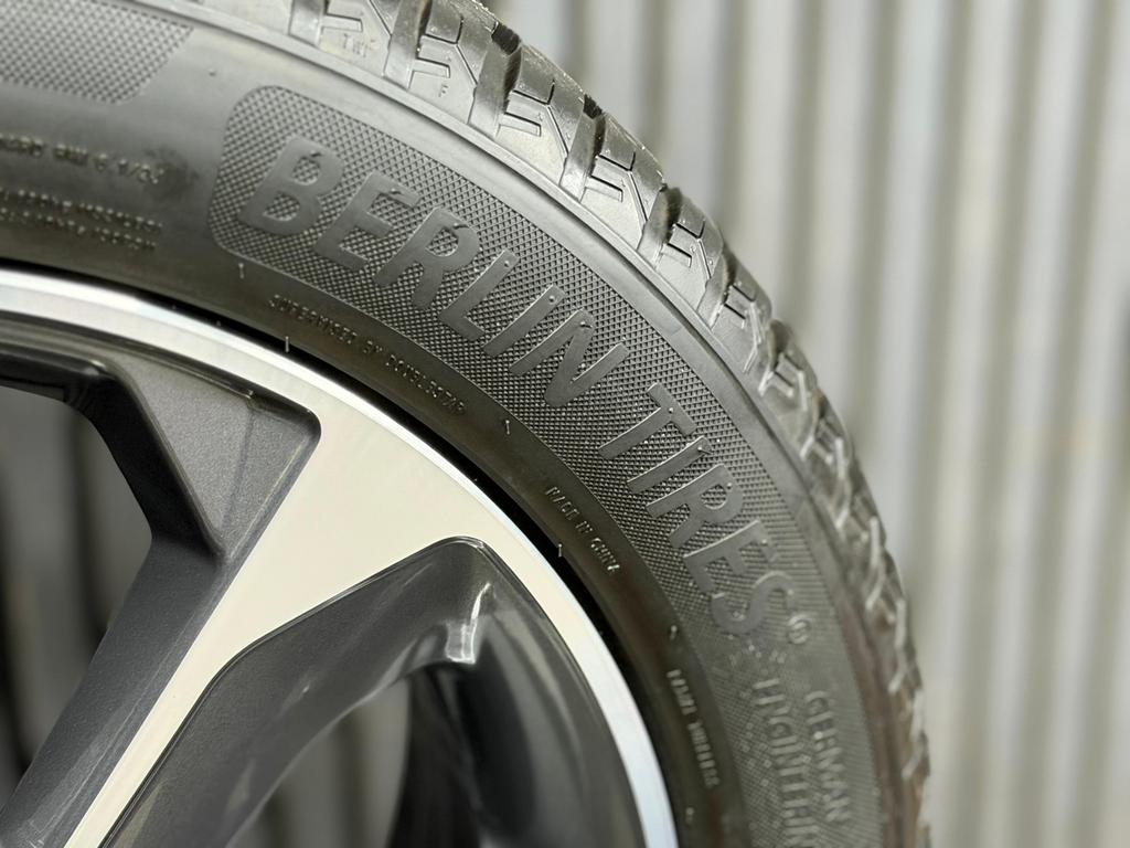 Mooie All season Set ca7mm Kia Niro 17 inch €699,-, Ophalen, Banden en Velgen, All Season, Bestelwagen