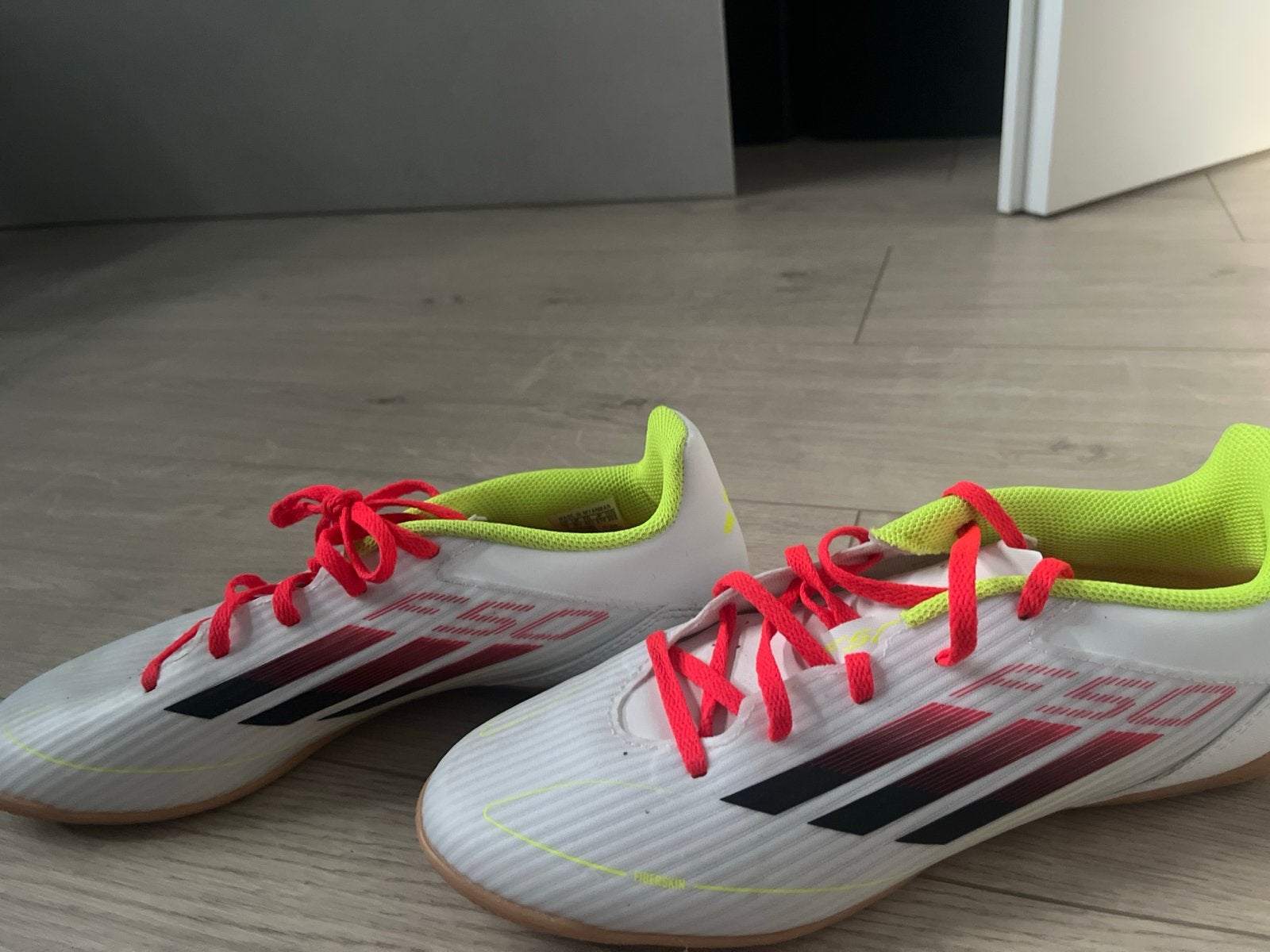 Adidas F50 zaalschoenen - Wit met neon accenten, Ophalen of Verzenden, Zo goed als nieuw, Schoenen