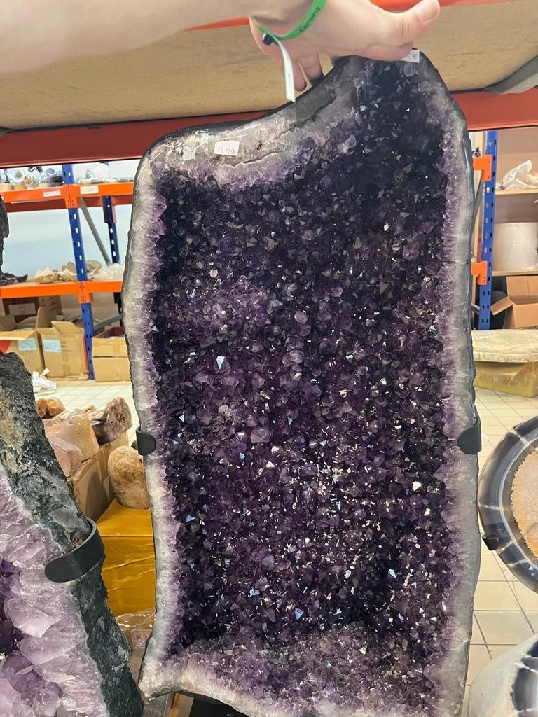 Amethist geode met kleine kwarts kristallen op standaard, Ophalen