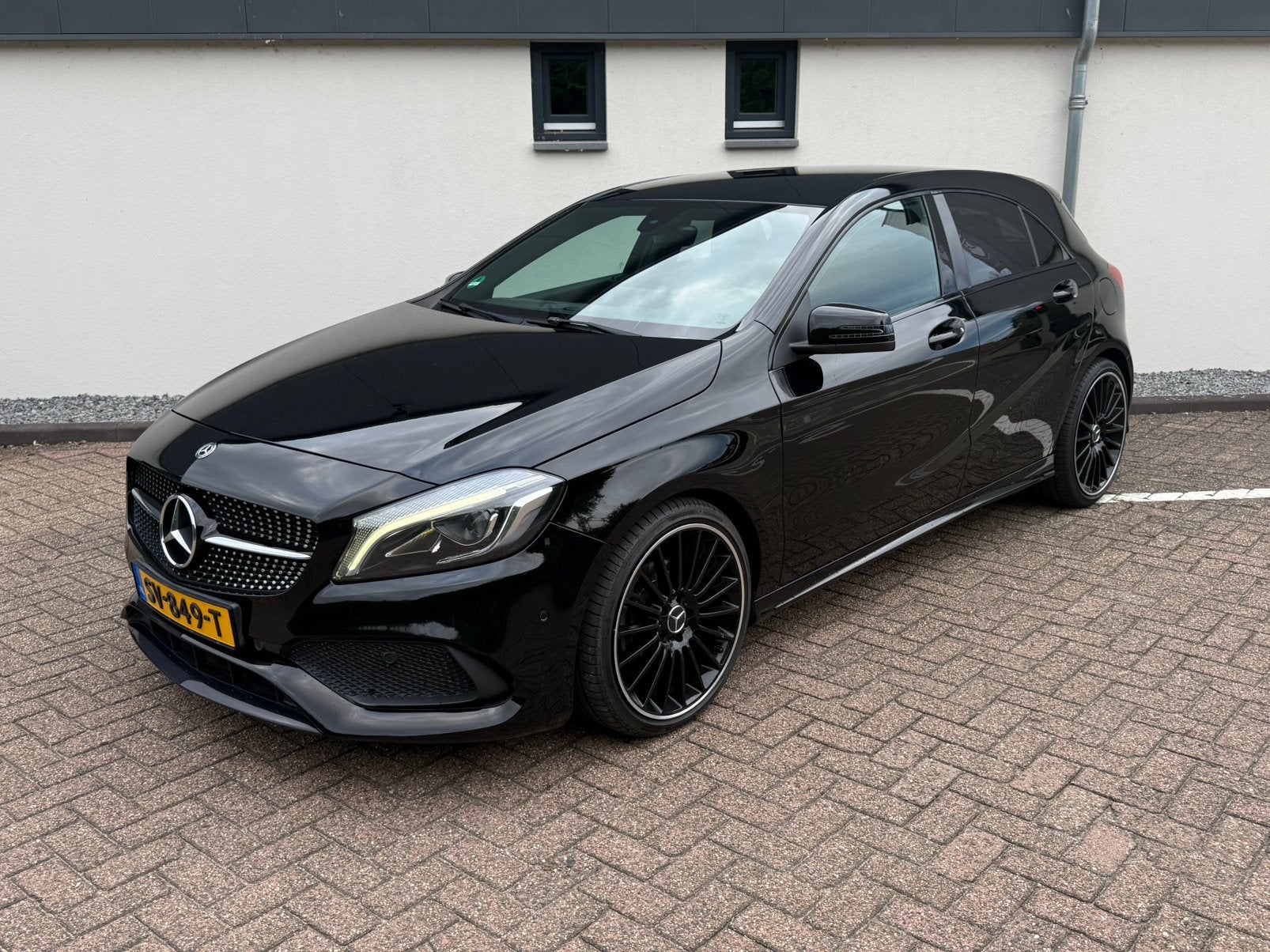 Mercedes-Benz A180 AMG Nieuwe APK Airco Facelift Automaat, Auto's, 1295 kg, 4 cilinders, Leder en Stof, 1595 cc