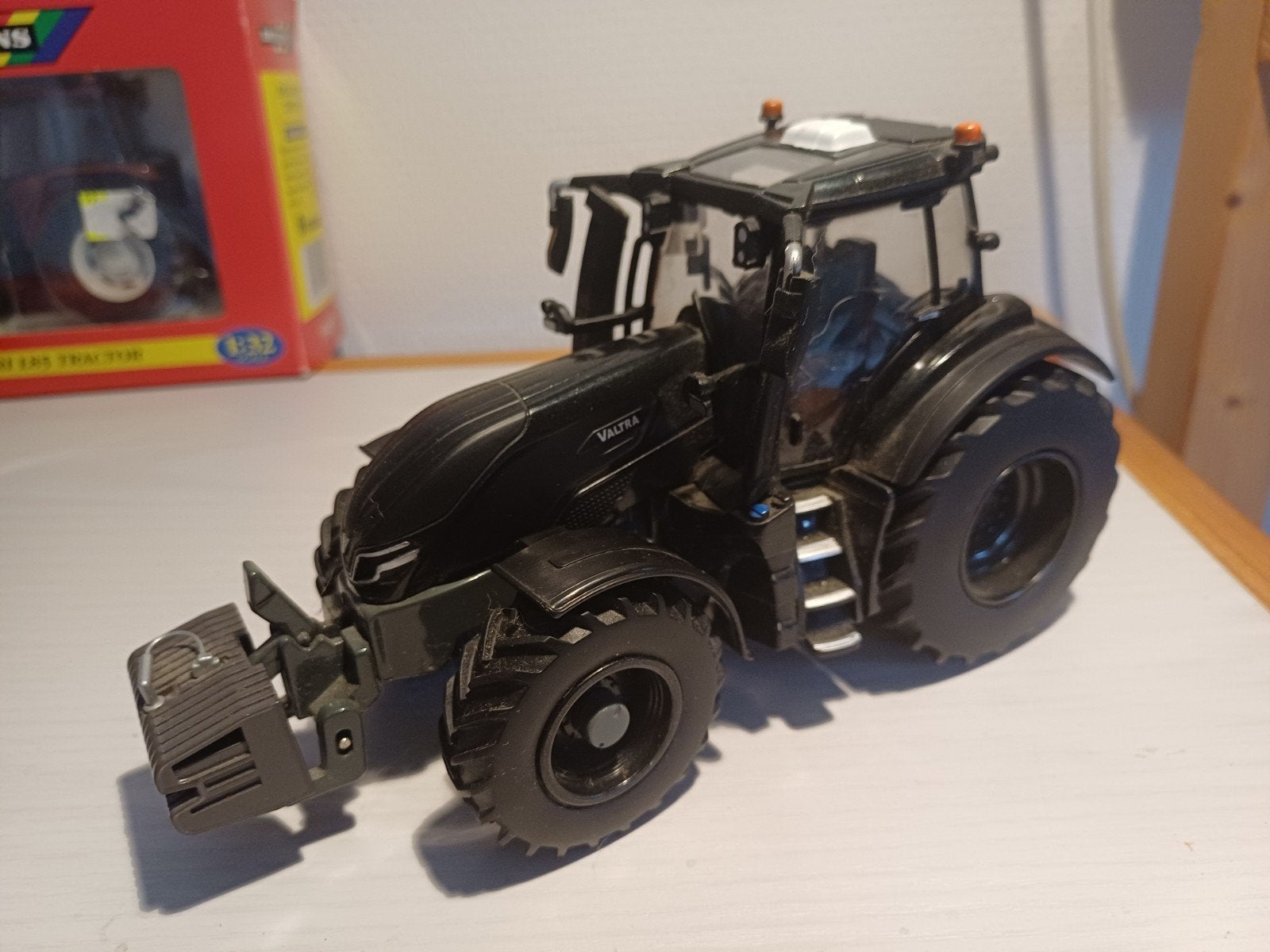 Britains Valtra Q 305, Ophalen of Verzenden, Zo goed als nieuw, Tractor of Landbouw, Britains