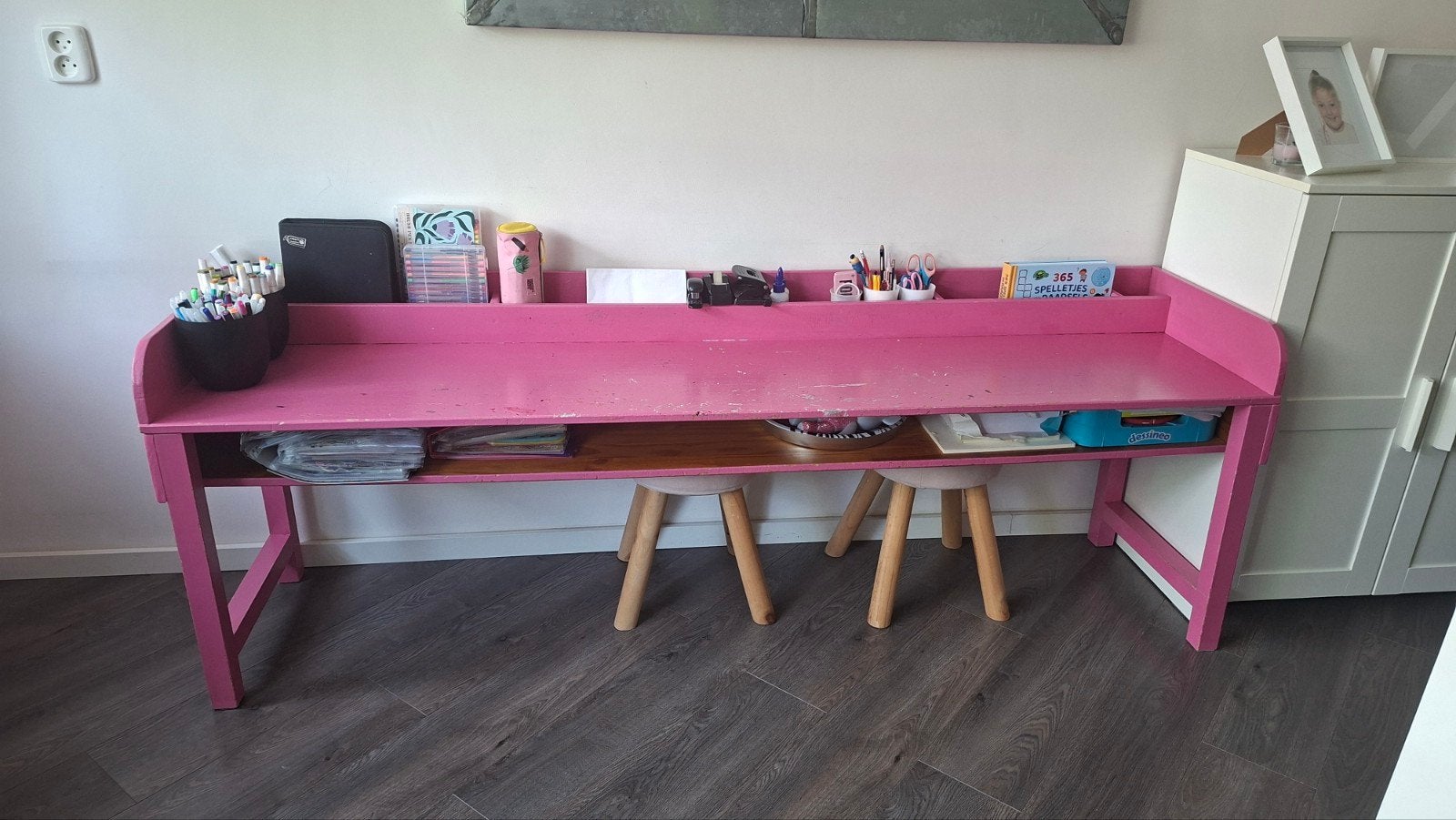 Te koop een te gek houten speelbureau  v 2 meter lang, Ophalen, Zo goed als nieuw, Tafel(s)