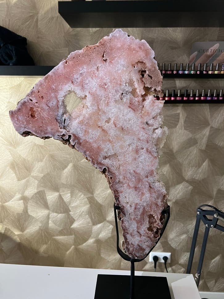 Prachtige Grote roze Amethist met Standaard (4.7kg), Verzamelen, Mineralen en Fossielen, Ophalen, Mineraal