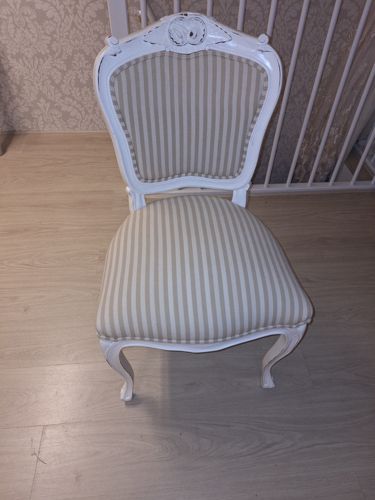 Decoratieve stoel met streepstof, wit doorgeschuurd, Ophalen, Gebruikt, Wit, Decoratief
