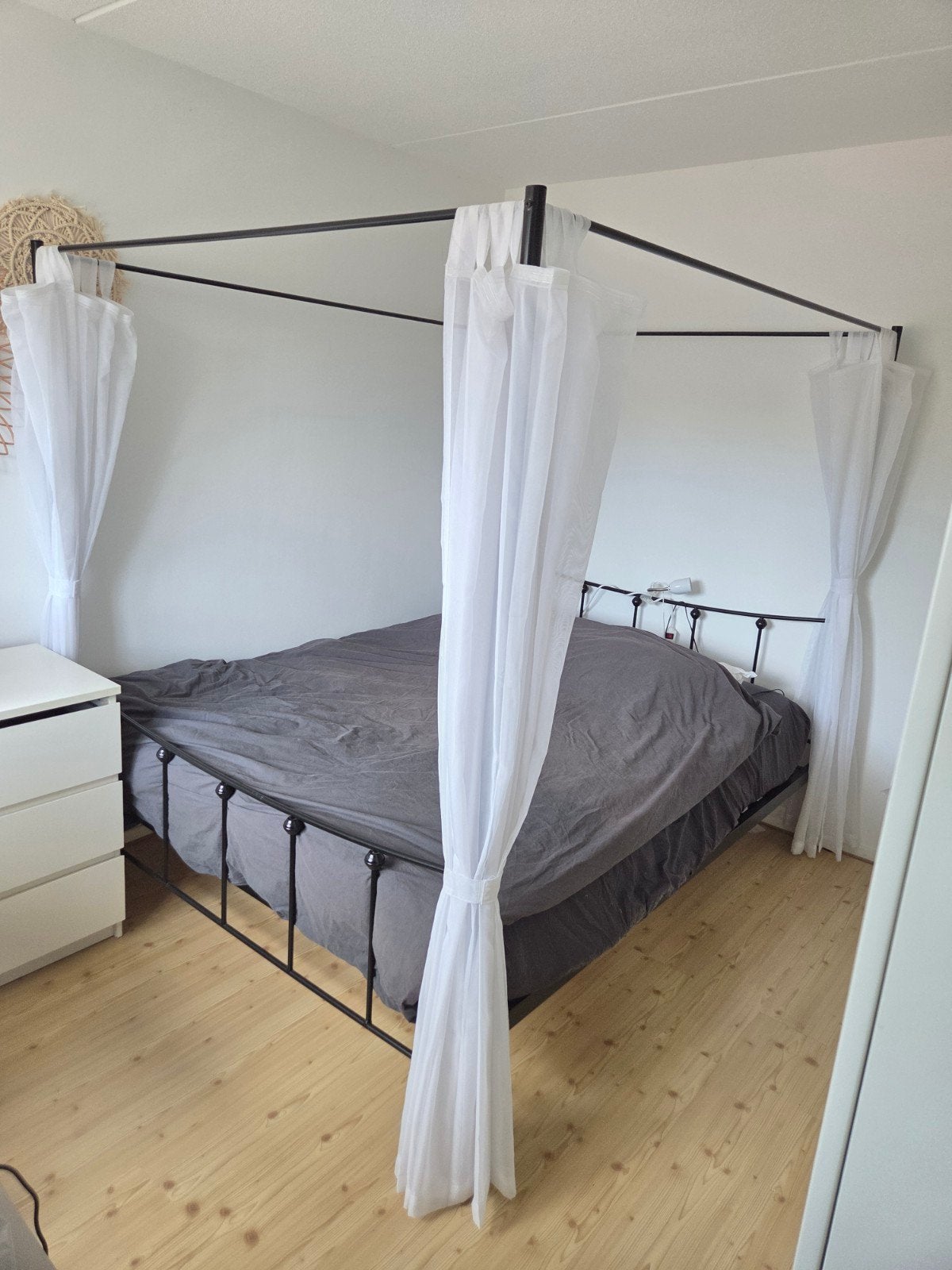 Hemnes Hemelbed - Zwart metaal met gordijnen, Ophalen, Zwart, Romantisch, Modern, Tweepersoons