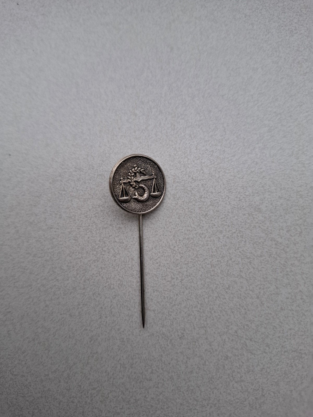 Vintage speldje pin prikker steekspeld weegschaal, Ophalen of Verzenden