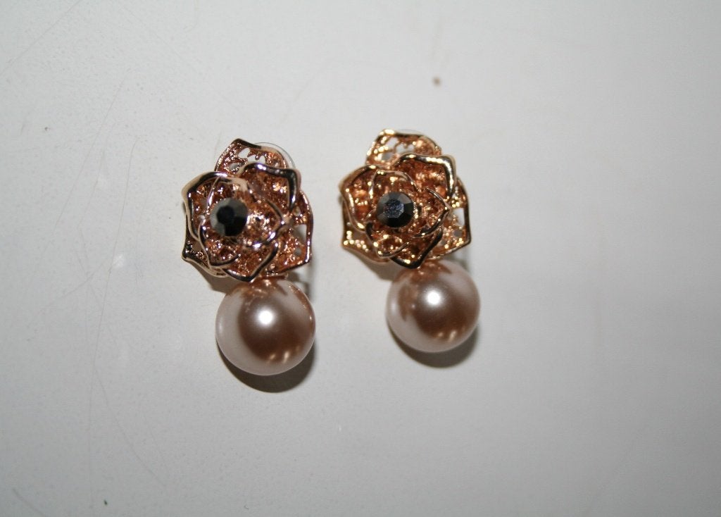 Oorbellen kleur goud met parels zwart steentjes, Overige materialen, Verzenden, Nieuw, Knopjes of Stekers