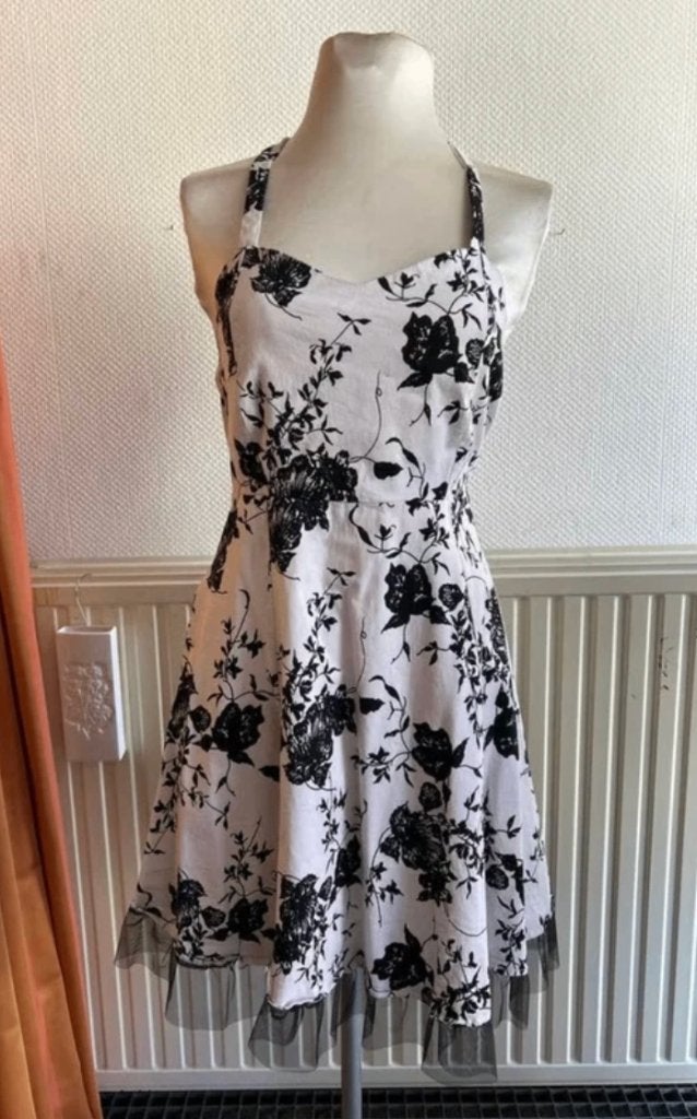 Leuke halter jurk met bloemenprint - Maat L, Maat 38/40 (M), Zwart, Ophalen of Verzenden, Zo goed als nieuw