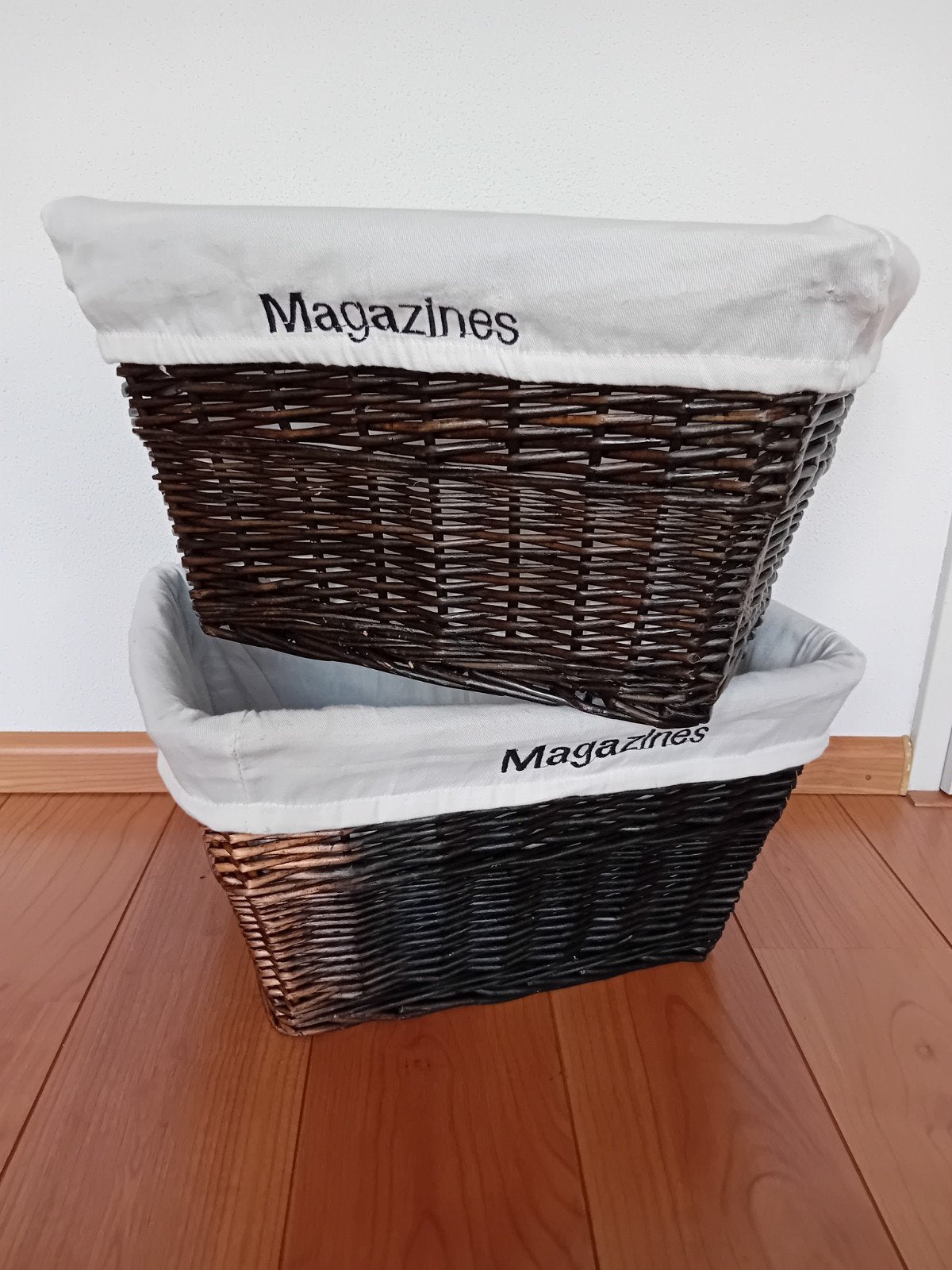 2 zwarte gevlochten lectuurmanden met linnen voering, Ophalen, Gebruikt, Gevlochten, Mand