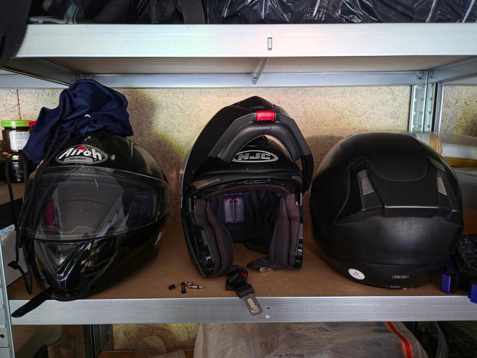 3 gebruikte motorhelmen: Airoh, HJC HG-29, HJC FG-15, Ophalen, Tweedehands, Overige typen, HJC