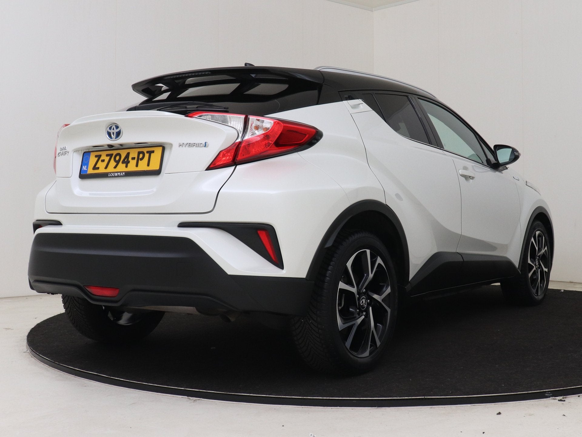 Toyota C-HR 1.8 Hybrid Style Bi-Tone | Navigatie | Stoelverw, 12 maanden, Stof, 4 cilinders, 26 km/l
