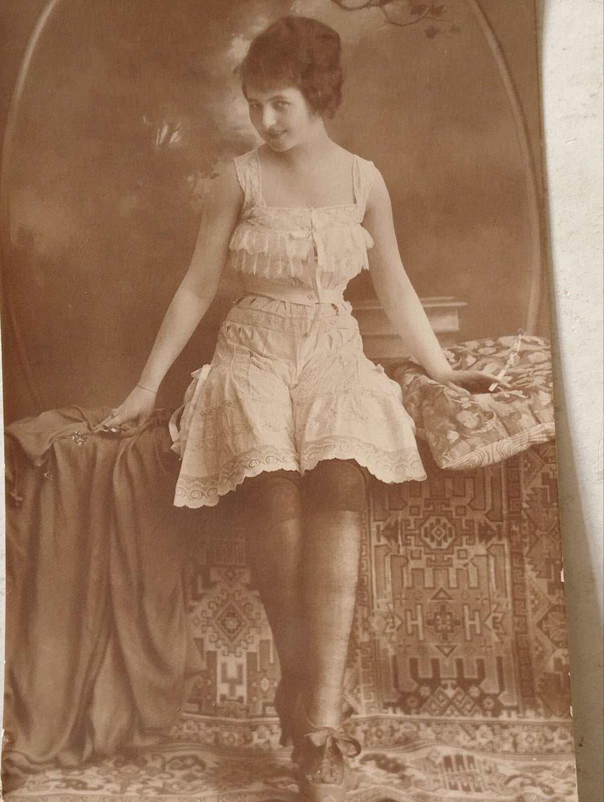 Antieke Ansichtkaart: Elegante Dame in Victoriaanse Kleding, Ophalen of Verzenden, Voor 1920, Overige thema's