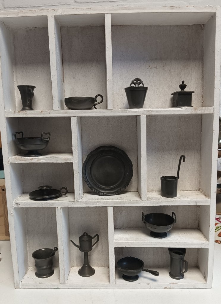 Letterbak met tinnen miniatuurtjes, Ophalen of Verzenden