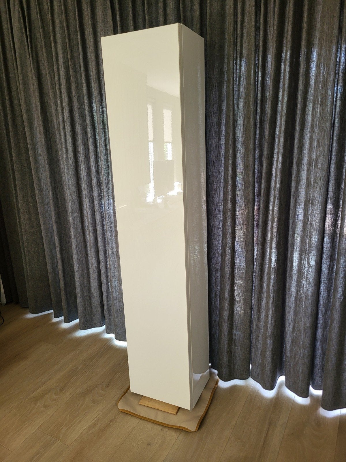Witte (hoogglans) hoge kast met glazen planken, Ophalen, (Half)hoge kast, Minder dan 50 cm, Gebruikt