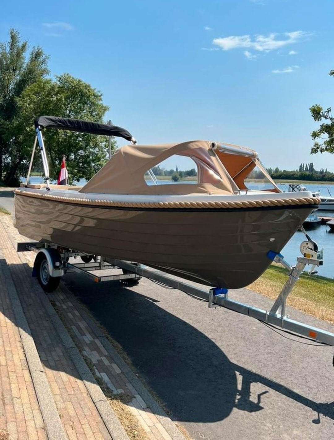 TE HUUR!!!!!!!           Perfect voor ontspannen vaartochten, Ophalen, Binnenboordmotor, Zo goed als nieuw, Polyester