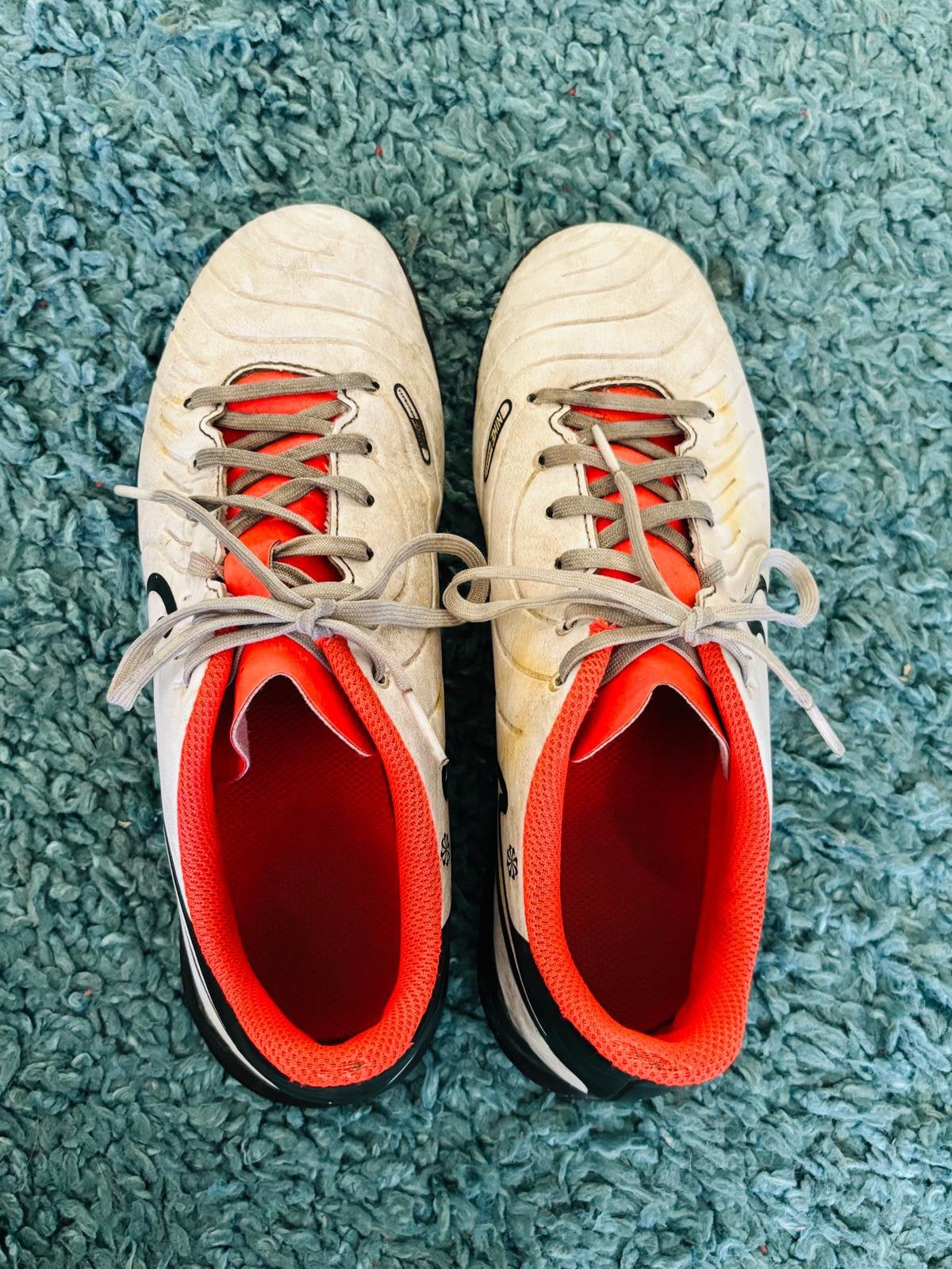 Witte Nike voetbalschoenen net kunstgras noppen maat 39, Ophalen, Gebruikt, Schoenen