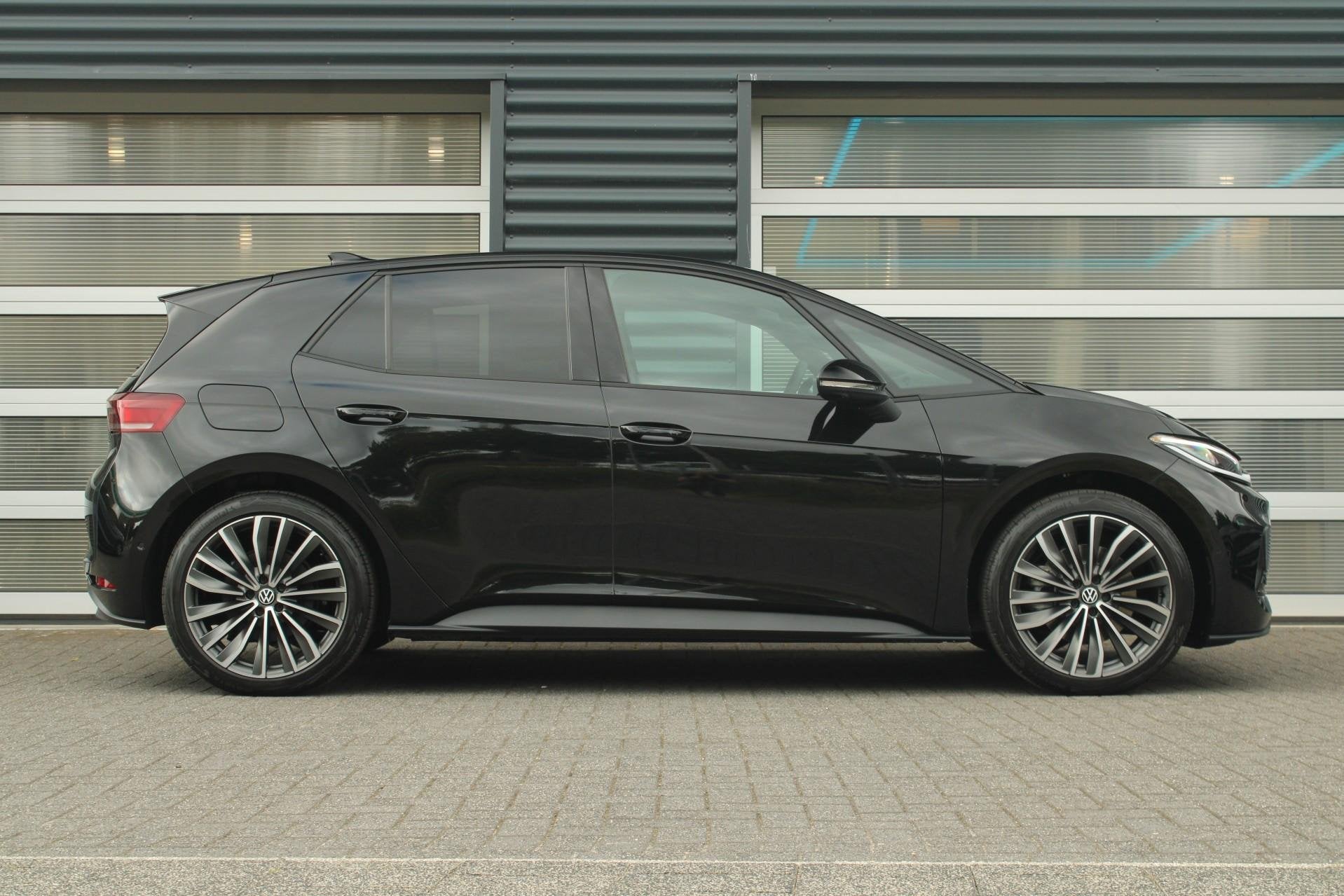 Volkswagen ID.3 Neo 190pk Style 58 kWh | Panoramadak | Steun, Automaat, 12 maanden, Achterwielaandrijving, Zwart