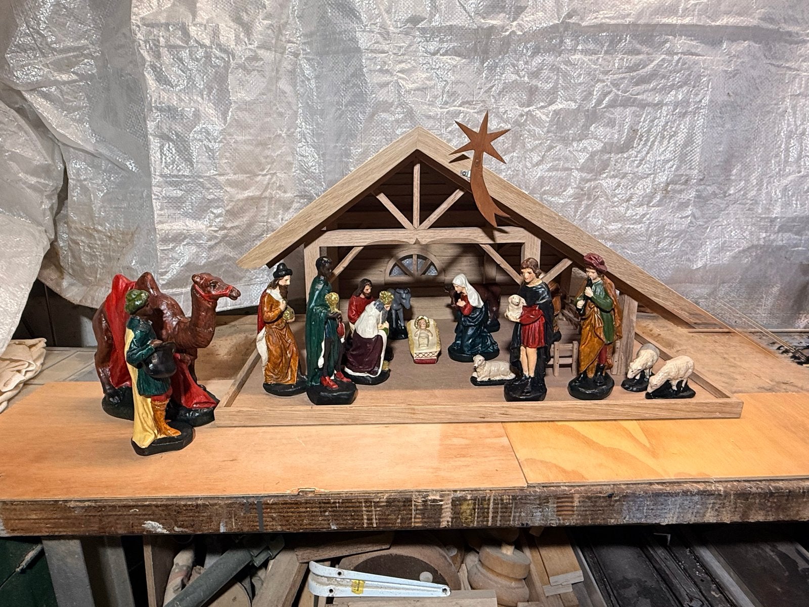 Houten kerststal met herstelde kerstgroep, Ophalen, Gebruikt