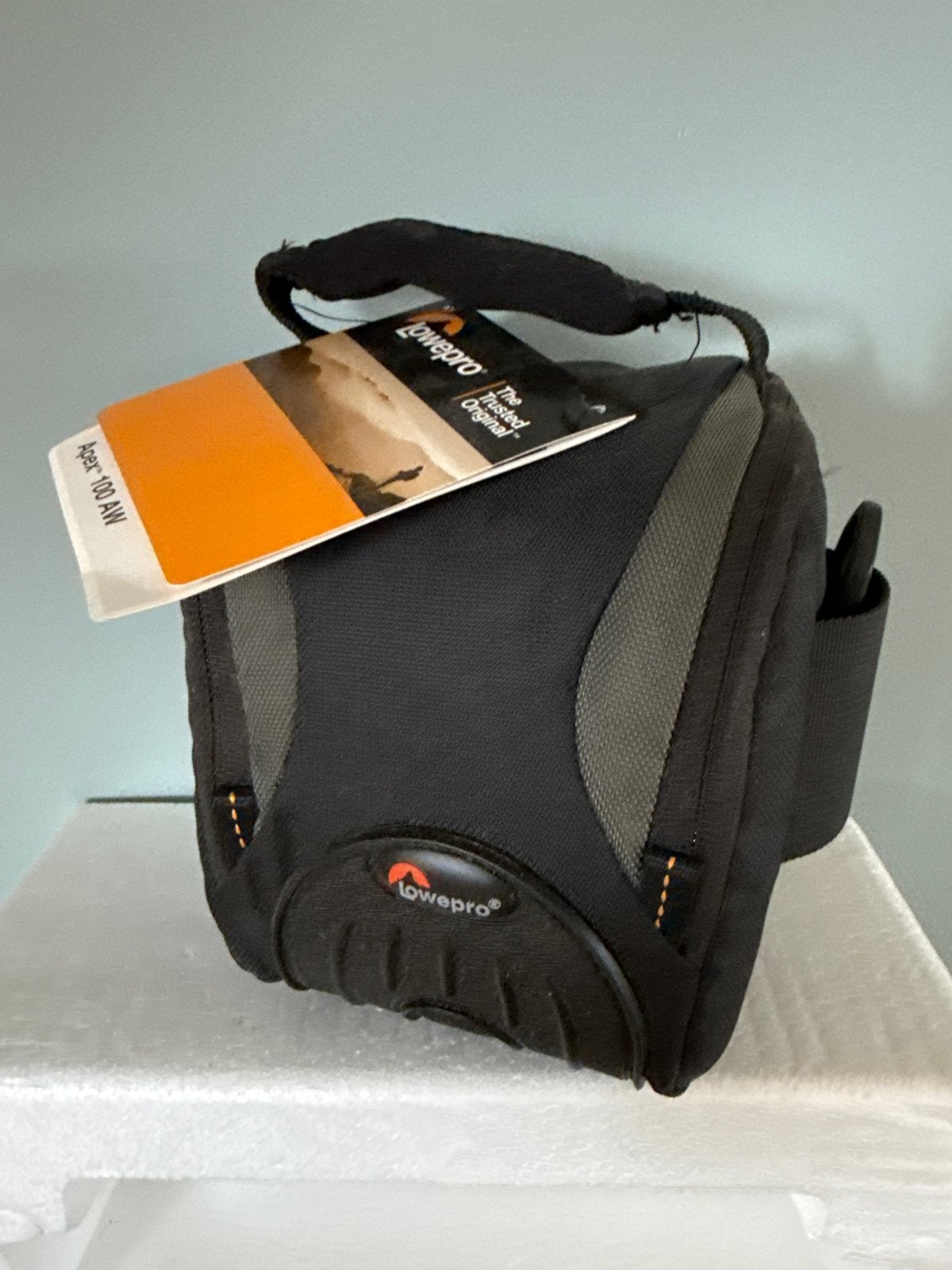 Lowepro Apex 100 AW cameratas - Nieuw met label, Lowepro, Ophalen of Verzenden, Zwart, Schoudertas