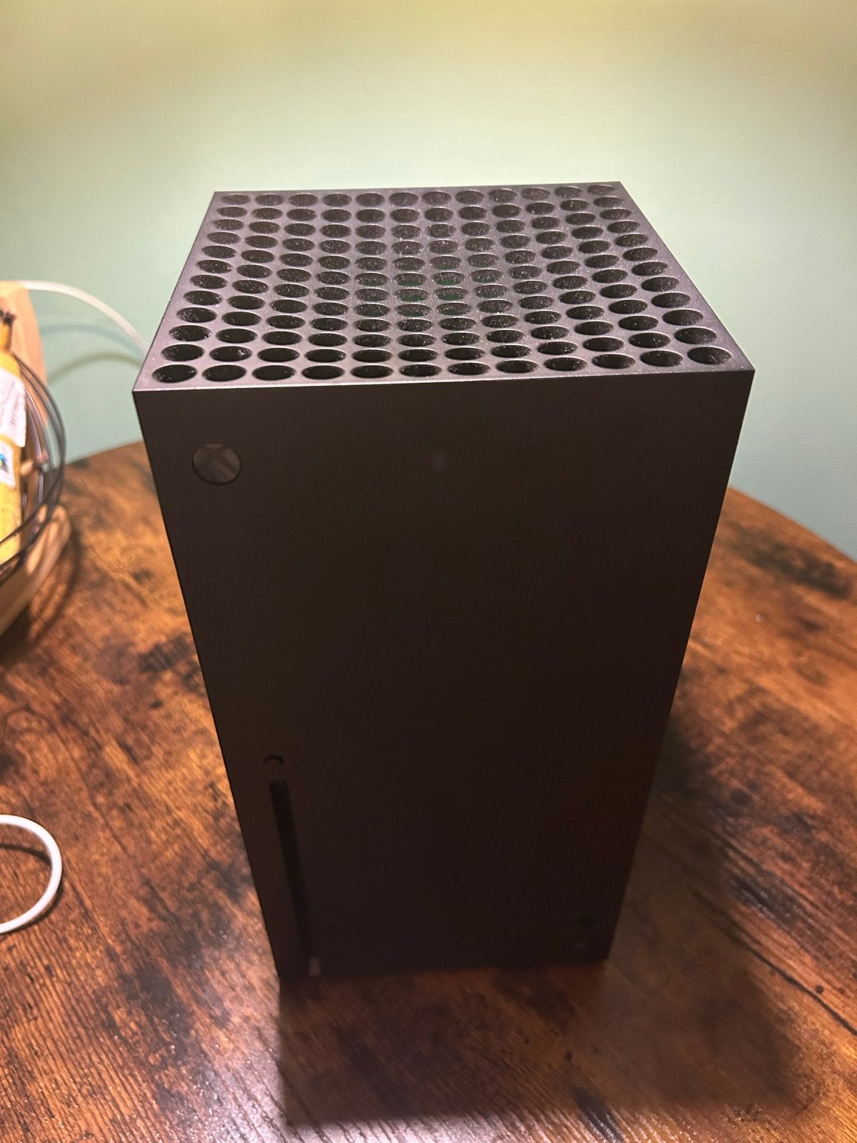 Xbox Series X met controller en kabels