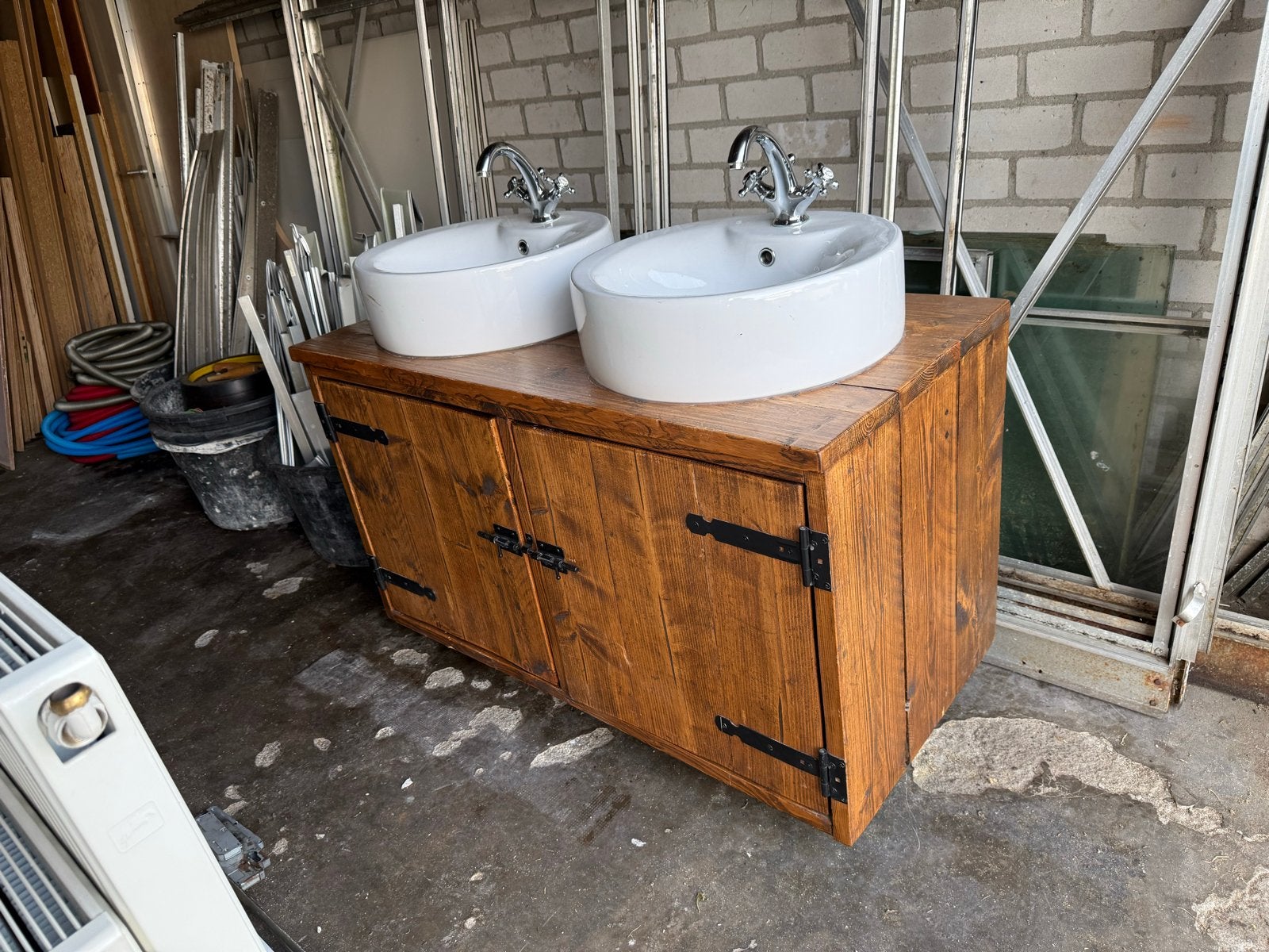 Houten badkamermeubel met dubbele wasbak en kranen, Ophalen, Gebruikt, 100 tot 150 cm, Minder dan 100 cm