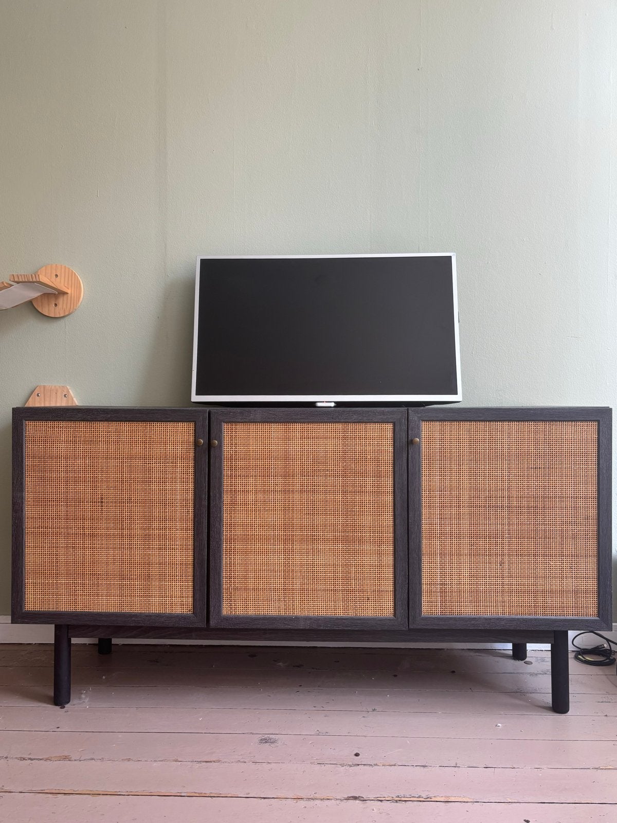 MADE tv kastje met rotan deuren. Japandi, scandi, boho, Huis en Inrichting, Ophalen, Japandi, 100 tot 150 cm, Zo goed als nieuw