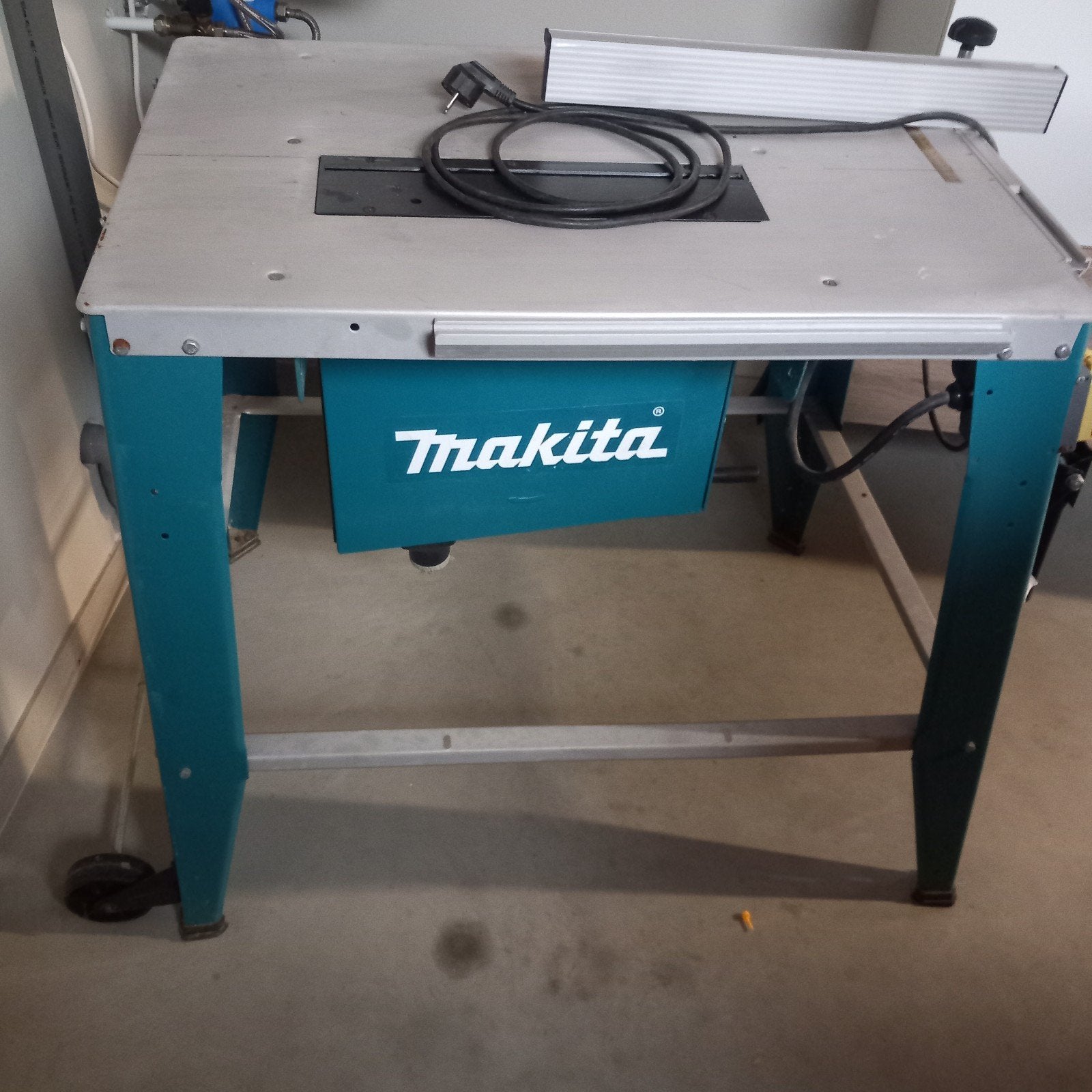 Makita bouwzaag met 2 stalen verlengbladen en 3 zaagbladen, Ophalen, Zo goed als nieuw, 1200 watt of meer, 70 mm of meer