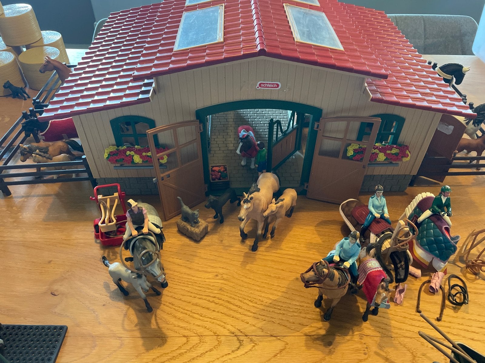 Schleich Paardenstal met veel accessoires en figuren, Kinderen en Baby's, Speelgoed | Overig, Ophalen of Verzenden, Gebruikt, Jongen of Meisje