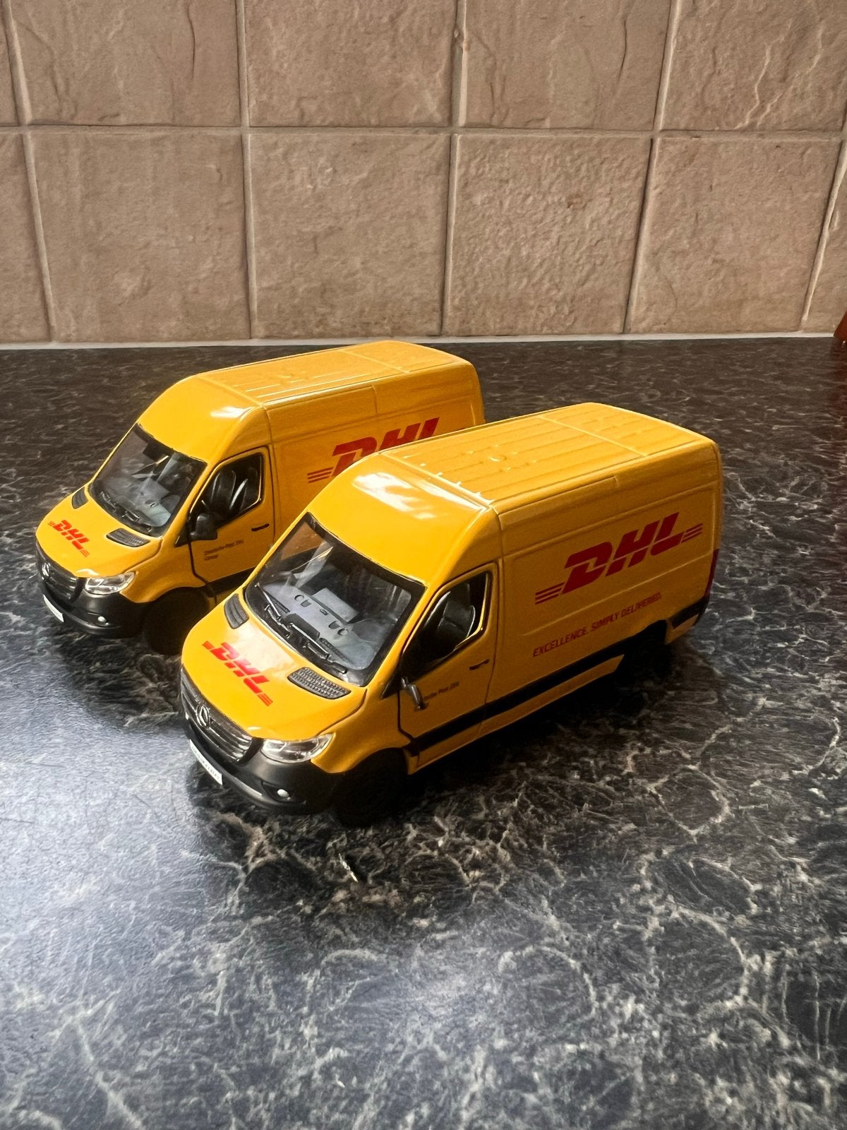 Set van 2 DHL Mercedes-Benz Sprinter modelbusjes 1:48, Overige merken, Auto, 1:32 tot 1:50, Ophalen of Verzenden