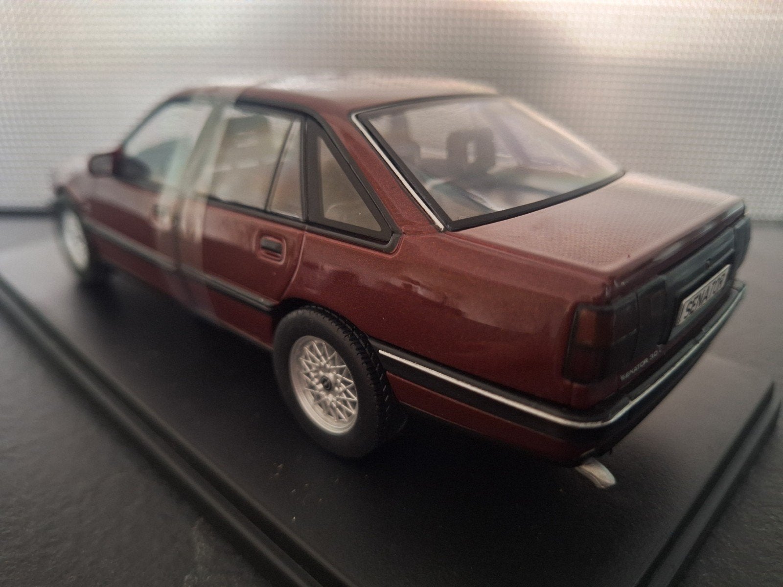 Opel Senator B 1987 Schaal 1:24, Hobby en Vrije tijd, Modelauto's | 1:24, Overige merken, WhiteBox, Auto, Nieuw