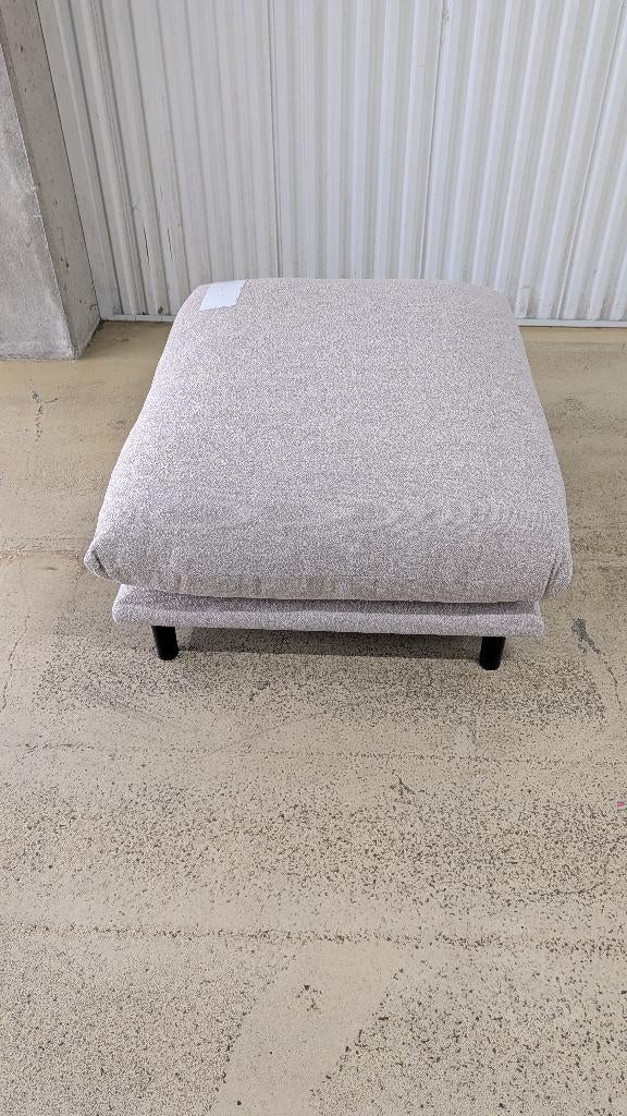 Nieuwe poef op metalen zwarte pootjes in grijs bouclé, Ophalen, Modern strak, Nieuw, 75 tot 100 cm